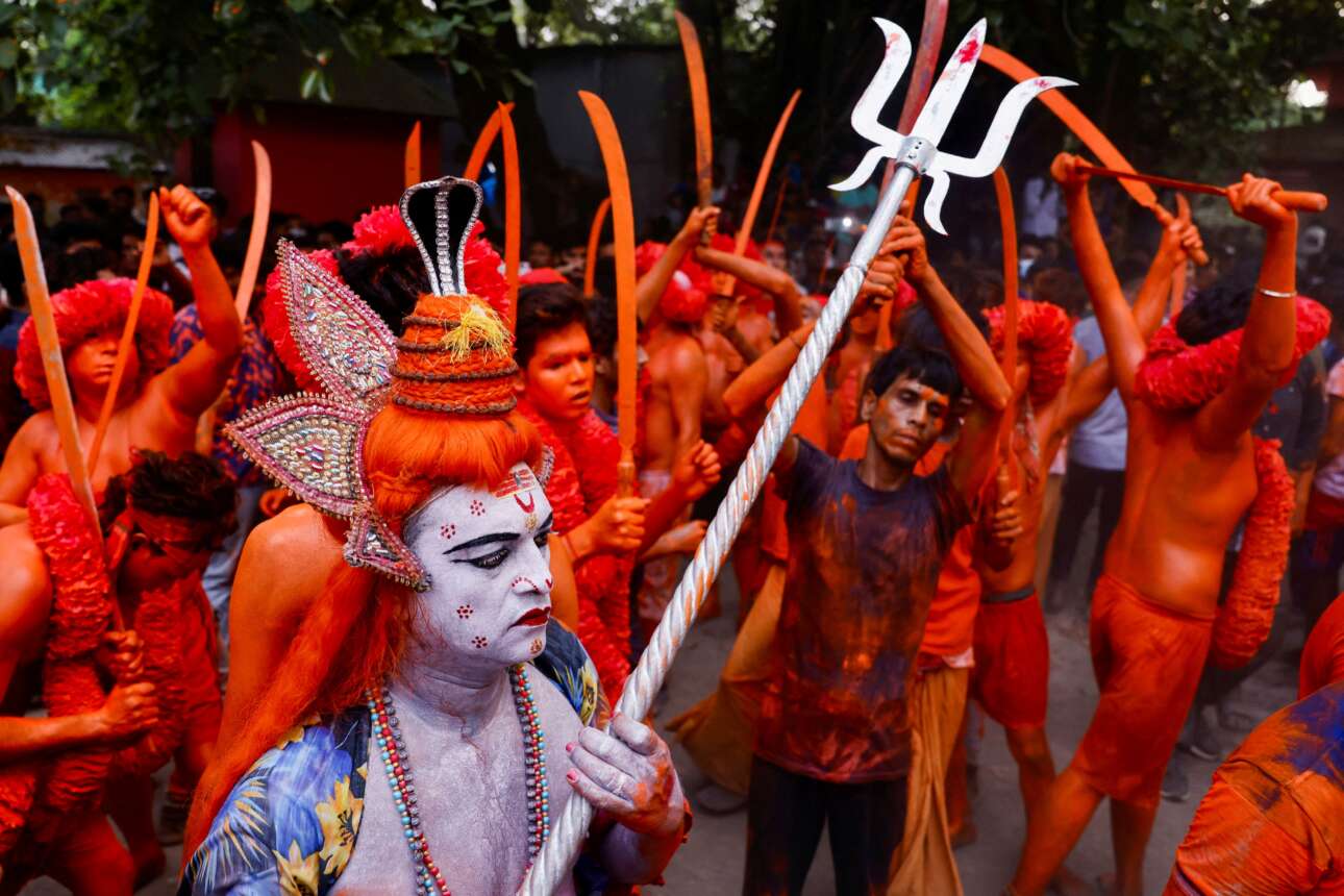 Ινδουιστικός διονυσιασμός, πολεμικού χαρακτήρα: χορός θρησκευομένων με σπαθιά και χαντζάρια σε πόλη του Μπανγκλαντές, χώρας με βασική θρησκεία τον μωαμεθανισμό – οι χορευτές εορτάζουν το φεστιβάλ Lal Kach και είναι βαμμένοι πατόκορφα με χρώμα που ρέπει στο αιμάτινο εκκινώντας από το κατεξοχήν ινδουιστικό πορτοκαλί 
