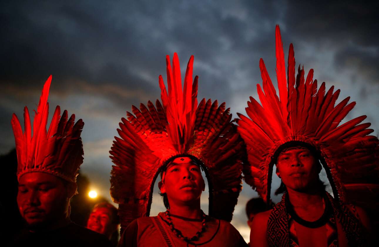 Οι αντιδράσεις κατά του νομοσχεδίου περί ανάπτυξης του Αμαζονίου διά εξορύξεων, το οποίο ετοίμασε το κόμμα του βραζιλιάνου προέδρου Ζαΐρ Μπολσονάρο, συνεχίζονται: οι ιθαγενείς δεν αποδέχονται την απαλλοτρίωση της γης τους, κατεβαίνουν στην Μπραζίλια, διαμαρτύρονται, και συγχρόνως χαρίζουν εντυπωσιακά κλικ στους φωτογράφους 