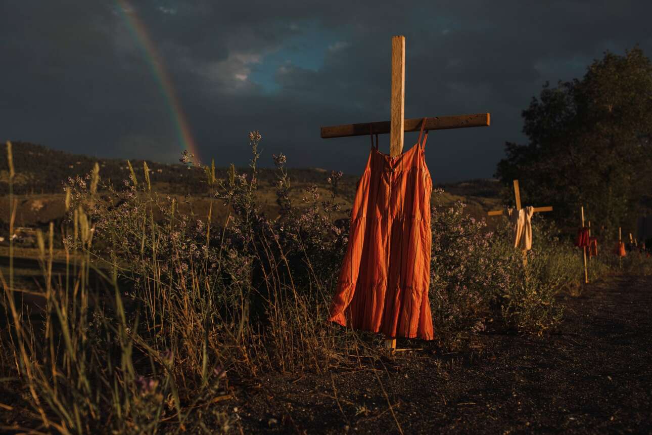 Νικητής του διαγωνισμού World Press Photo. Κόκκινα φορέματα κρεμασμένα σε σταυρούς κατά μήκος ενός δρόμου στη Βρετανική Κολομβία του Καναδά τιμούν τη μνήμη των παιδιών που πέθαναν στο Σχολείο Ινδιάνων Kamloops, ένα ίδρυμα που δημιουργήθηκε για να αφομοιώσει τα ιθαγενή παιδιά, μετά τον εντοπισμό έως και 215 ασημάδευτων τάφων