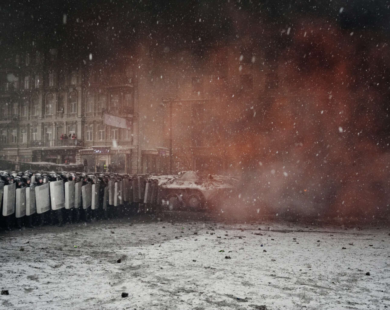 Νικητής στην κατηγορία Μακροχρόνια Πρότζεκτ, Ευρώπη. Οδός Hrushevskoho, Κίεβο, 22 Ιανουαρίου 2014: δεύτερη ημέρα βίαιων συγκρούσεων μεταξύ Αστυνομίας και διαδηλωτών υπέρ της Ευρωπαϊκής Ενωσης. Τα ειδικά σώματα ασφαλείας Μπερκούτ χρησιμοποιούν όπλα κατά των μαζών, μετρώντας πέντε νεκρούς και εκατοντάδες τραυματίες στο τέλος της ημέρας. Η βραβευμένη φωτογραφική σειρά που ξεκίνησε το 2013 και διήρκησε μέχρι το 2021 εξετάζει το μακροπρόθεσμο πλαίσιο που οδήγησε στον πόλεμο στην Ουκρανία σήμερα