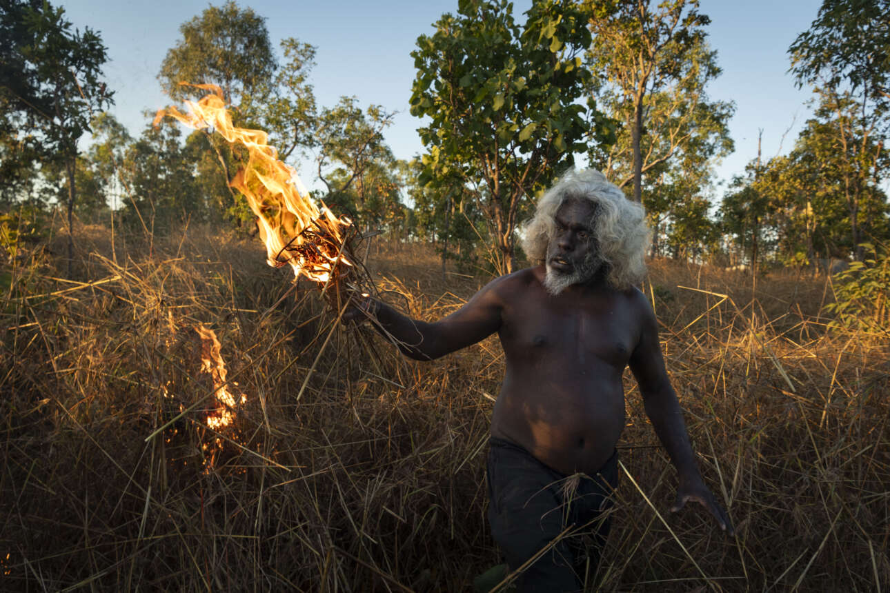 Νικητής στην κατηγορία Ιστορία της Χρονιάς. Οι αυτόχθονες Αυστραλοί καίνε στρατηγικά τη γη με την πρακτική της ψυχρής καύσης, με την οποία ανάβουν φωτιές που κινούνται αργά και καίνε μόνο τα χαμόκλαδα ώστε να εμποδίσουν τη συσσώρευση τους που τροφοδοτεί μεγαλύτερες πυρκαγιές. Οι Nawarddeken της Γης του Δυτικού Άρνεμ ασκούν τη συγκεκριμένη τεχνική για δεκάδες χιλιάδες χρόνια και βλέπουν τη φωτιά ως εργαλείο για να διαχειριστούν την 1,39 εκατ. εκταρίων γη τους 