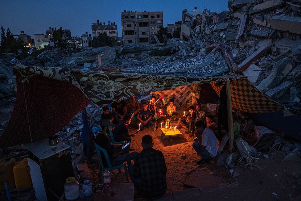 Νικητής στην κατηγορία Μονές Φωτογραφίες, Ασία. Παιδιά από την Παλαιστίνη κρατώντας κεριά στα χέρια μετά από διαμαρτυρία στη γειτονιά ενάντια στις επιθέσεις στη Γάζα, κατά τη διάρκεια μιας εύθραυστης εκεχειρίας μετά από σύγκρουση 11 ημερών μεταξύ Χαμάς και Ισραήλ